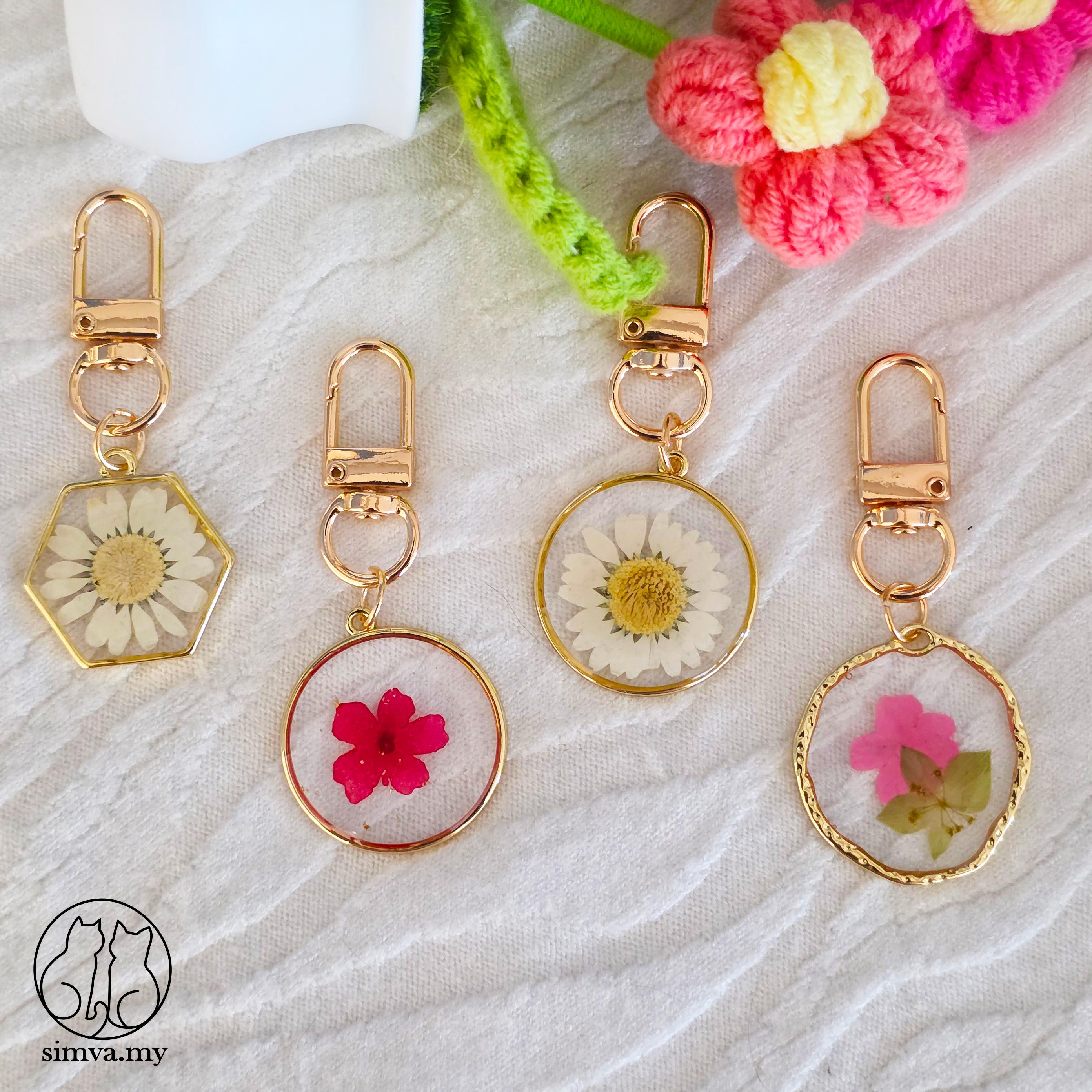 Dried Flower Resin Keychain, Pressed Daisy Flower Aesthetic Bag Charm, Handmade Floral Gift for Her, Mom or Best Friend