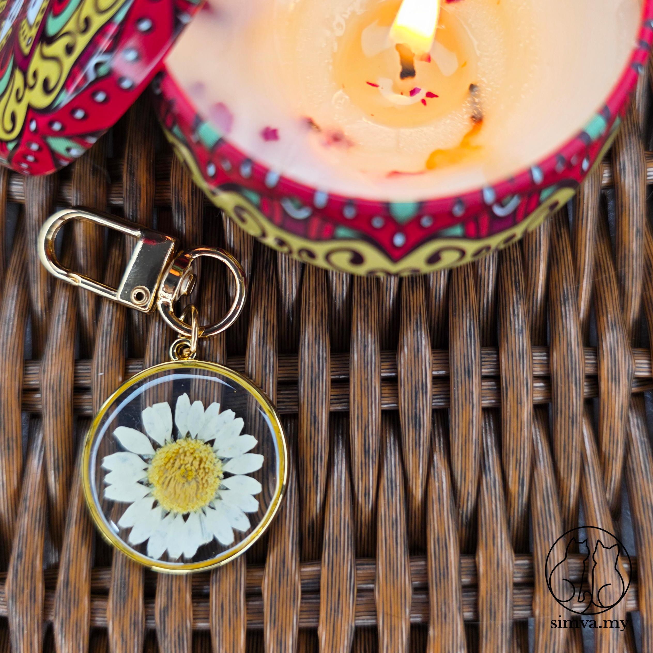 Dried Flower Resin Keychain, Pressed Daisy Flower Aesthetic Bag Charm, Handmade Floral Gift for Her, Mom or Best Friend