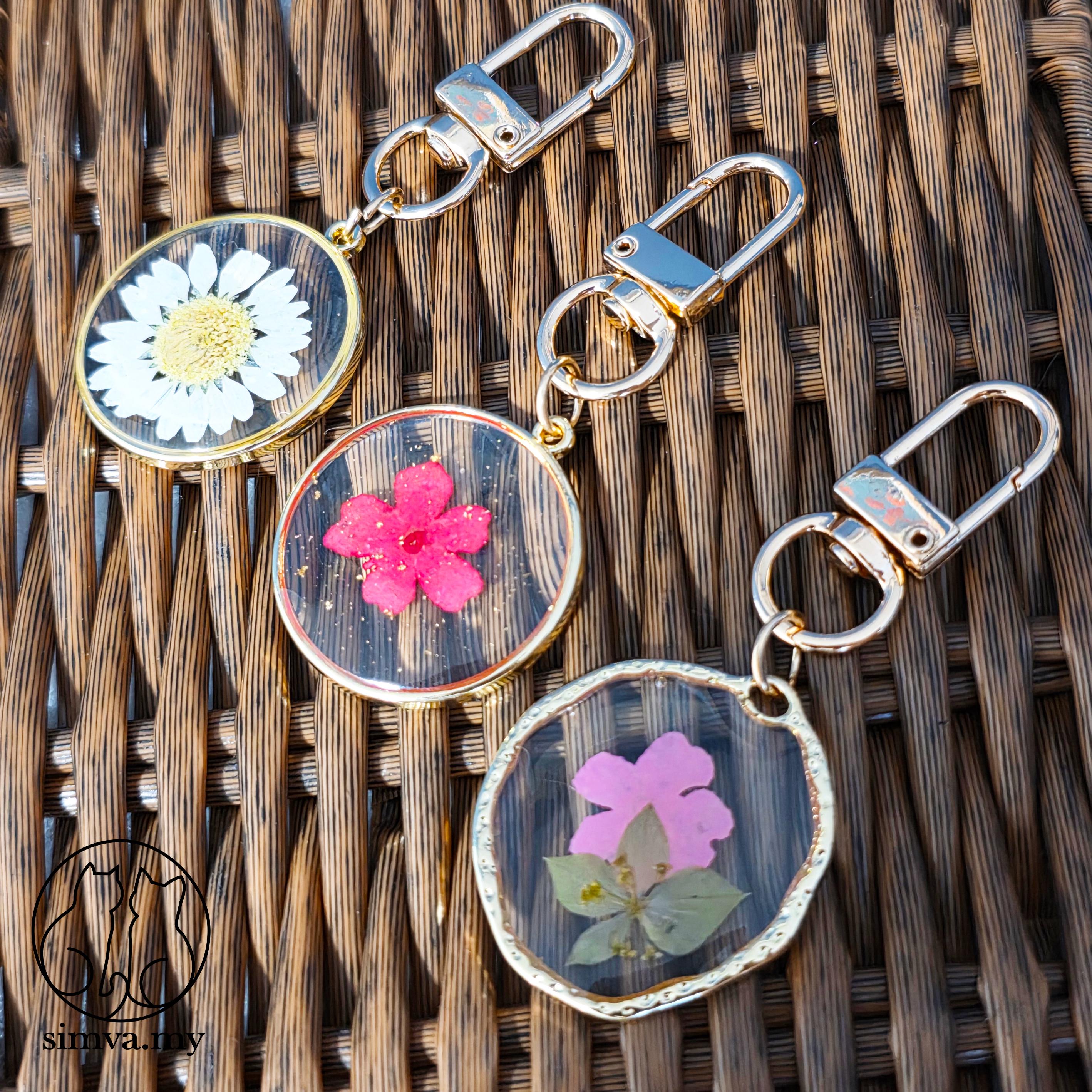 Dried Flower Resin Keychain, Pressed Daisy Flower Aesthetic Bag Charm, Handmade Floral Gift for Her, Mom or Best Friend