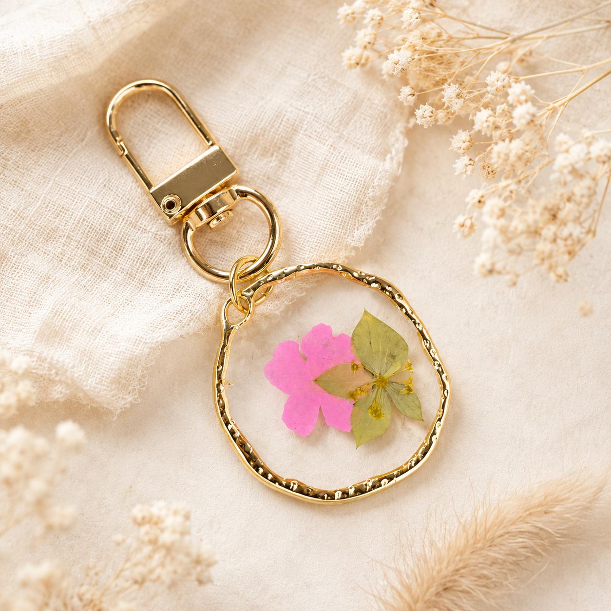 Dried Flower Resin Keychain, Pressed Daisy Flower Aesthetic Bag Charm, Handmade Floral Gift for Her, Mom or Best Friend