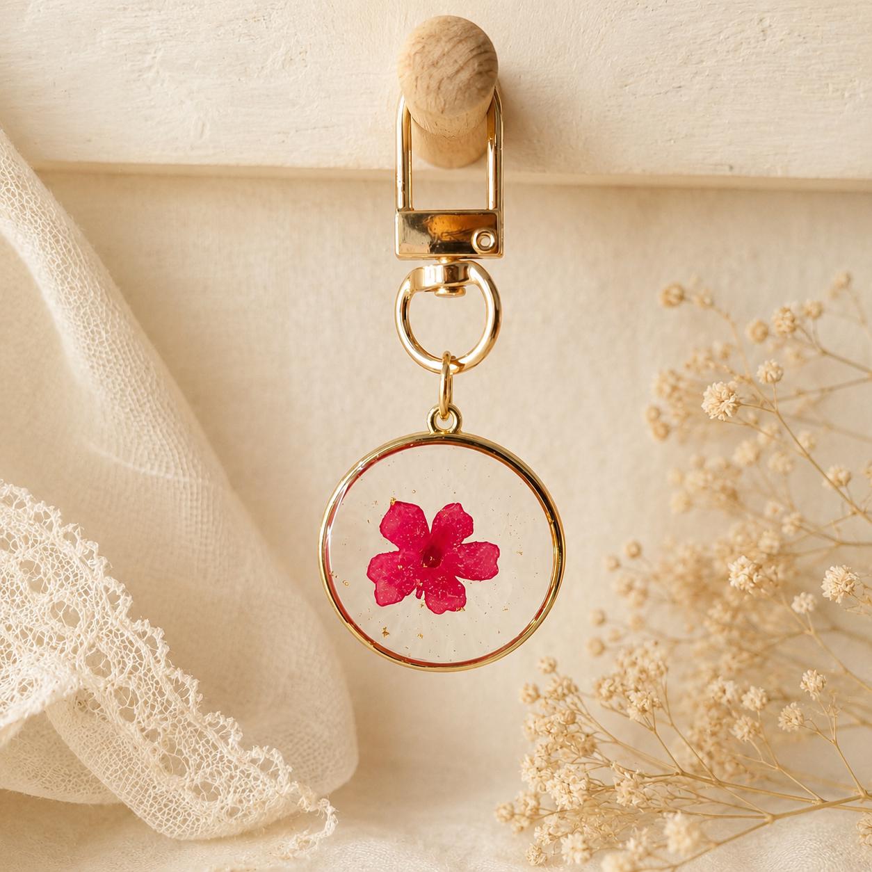 Dried Flower Resin Keychain, Pressed Daisy Flower Aesthetic Bag Charm, Handmade Floral Gift for Her, Mom or Best Friend