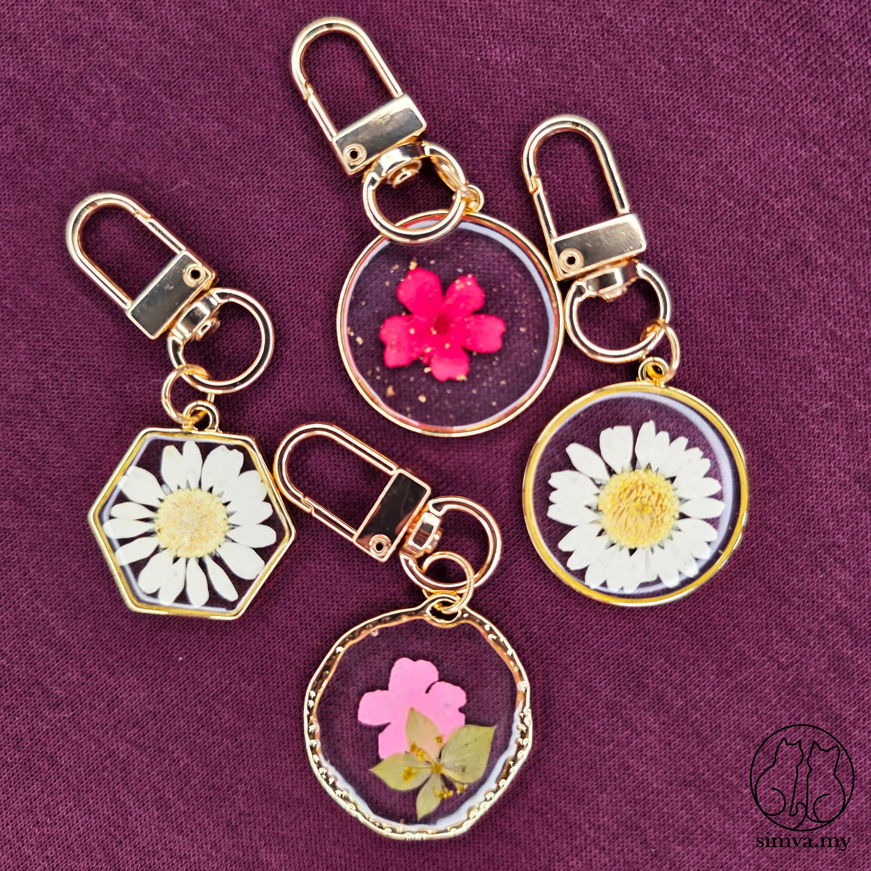 Dried Flower Resin Keychain, Pressed Daisy Flower Aesthetic Bag Charm, Handmade Floral Gift for Her, Mom or Best Friend