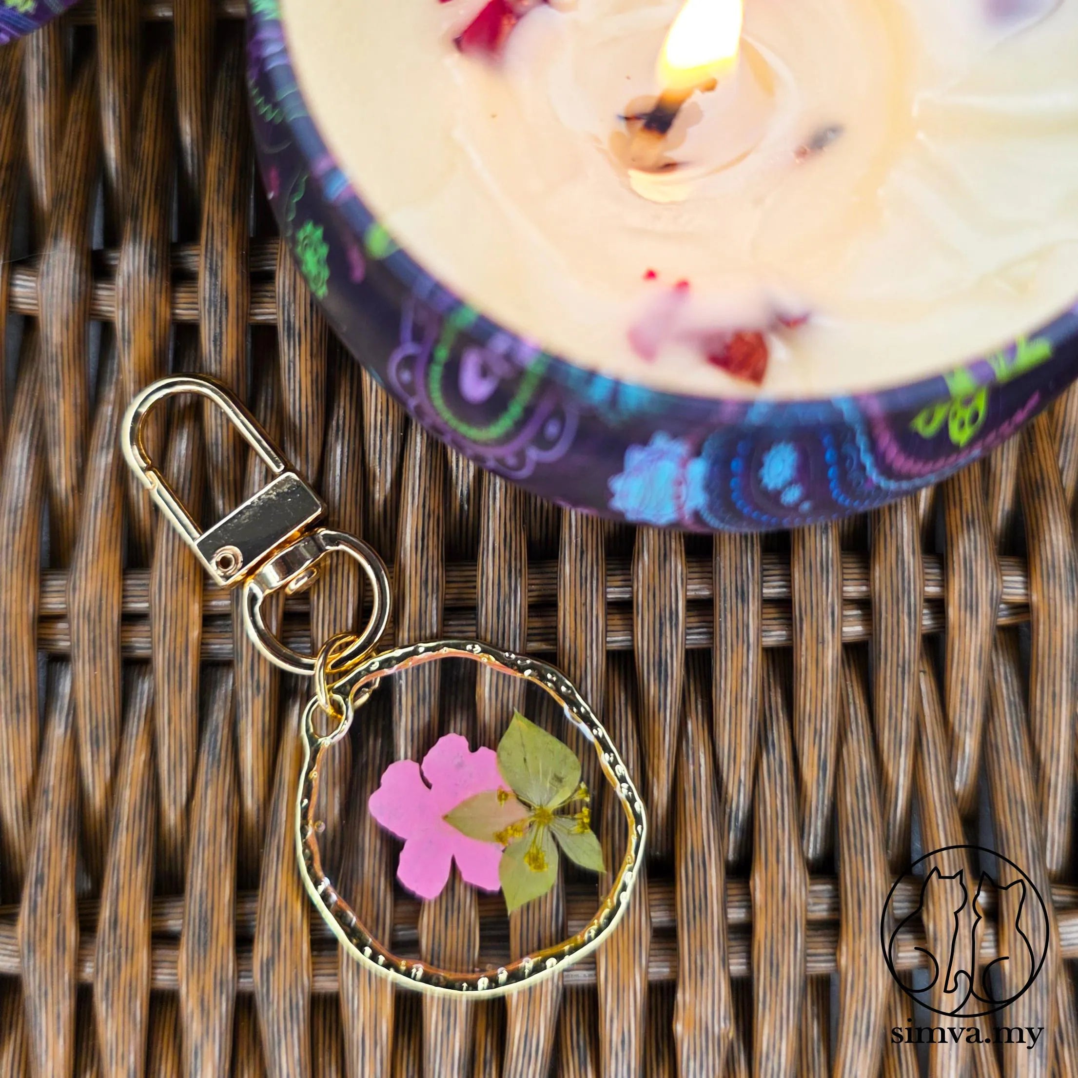 Dried Flower Resin Keychain, Pressed Daisy Flower Aesthetic Bag Charm, Handmade Floral Gift for Her, Mom or Best Friend