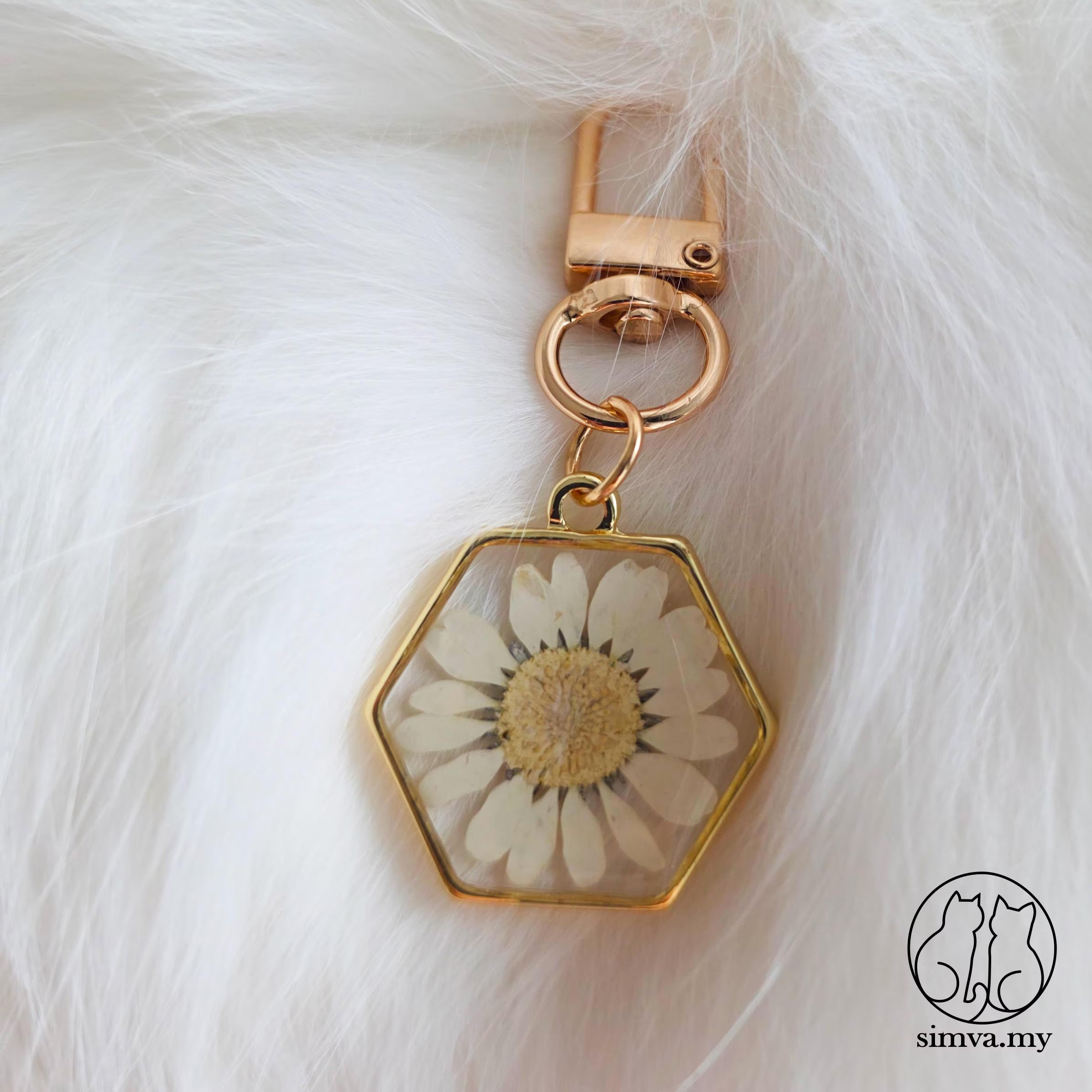 Dried Flower Resin Keychain, Pressed Daisy Flower Aesthetic Bag Charm, Handmade Floral Gift for Her, Mom or Best Friend