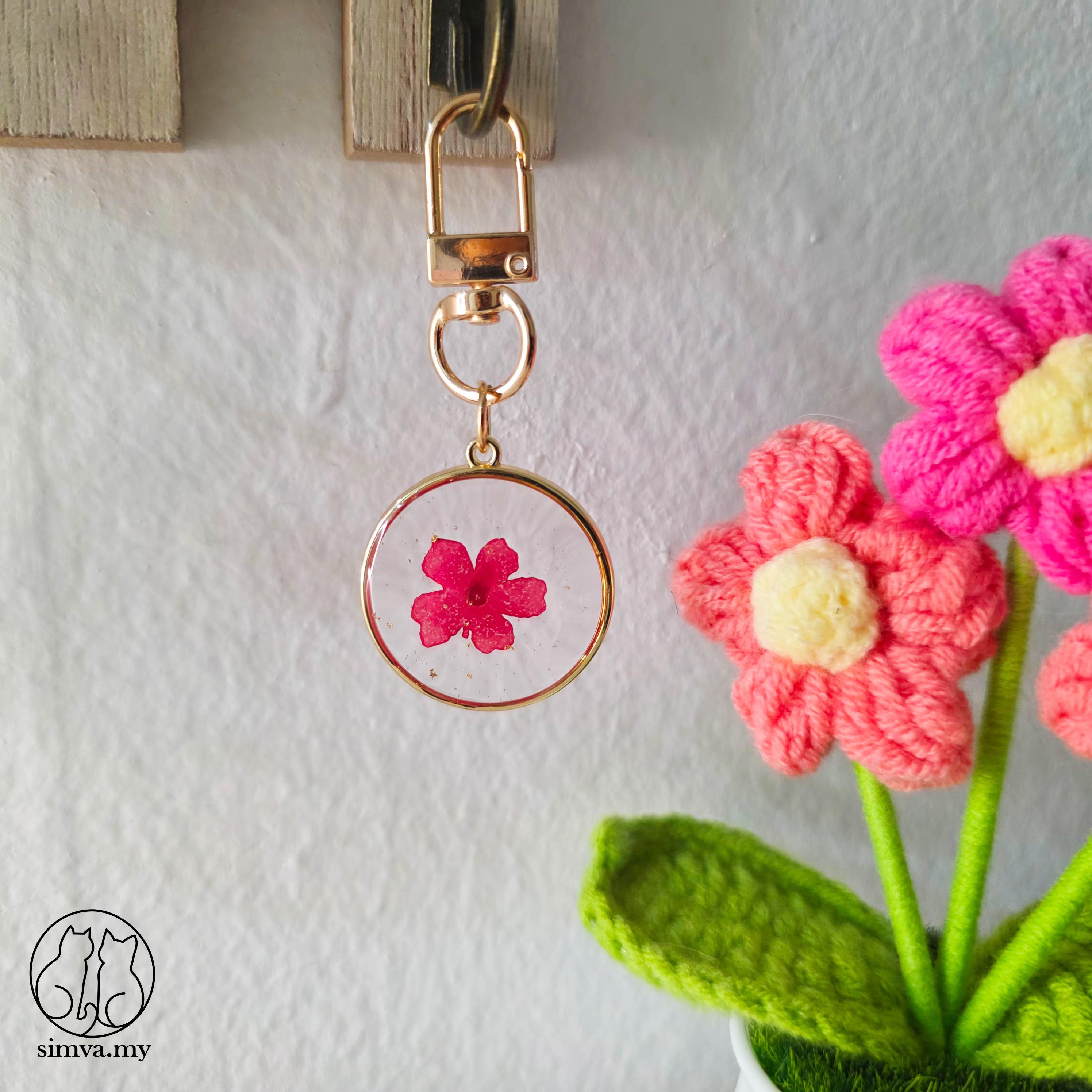 Dried Flower Resin Keychain, Pressed Daisy Flower Aesthetic Bag Charm, Handmade Floral Gift for Her, Mom or Best Friend