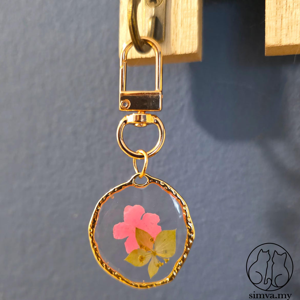 Dried Flower Resin Keychain, Pressed Daisy Flower Aesthetic Bag Charm, Handmade Floral Gift for Her, Mom or Best Friend