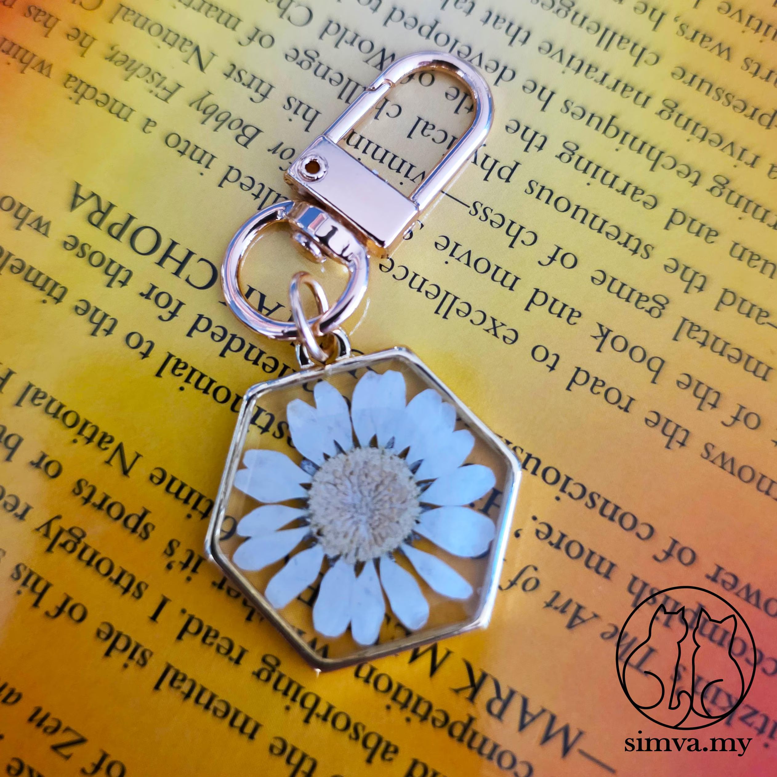 Dried Flower Resin Keychain, Pressed Daisy Flower Aesthetic Bag Charm, Handmade Floral Gift for Her, Mom or Best Friend