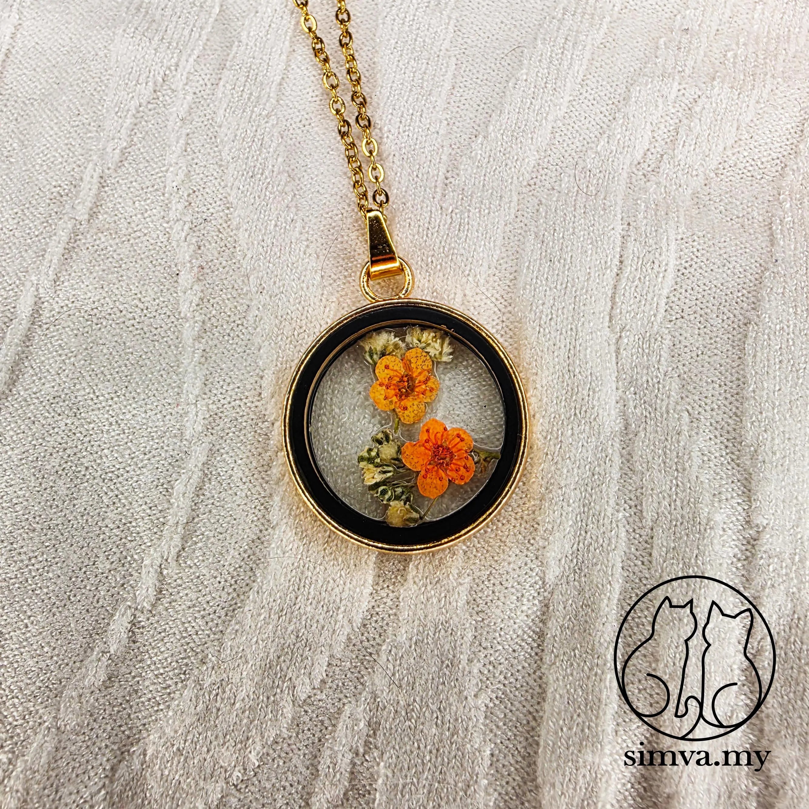 Real Pressed Flower Resin Necklace, Handmade Botanical Pendant, Gold Floral Jewelry Gift for Her