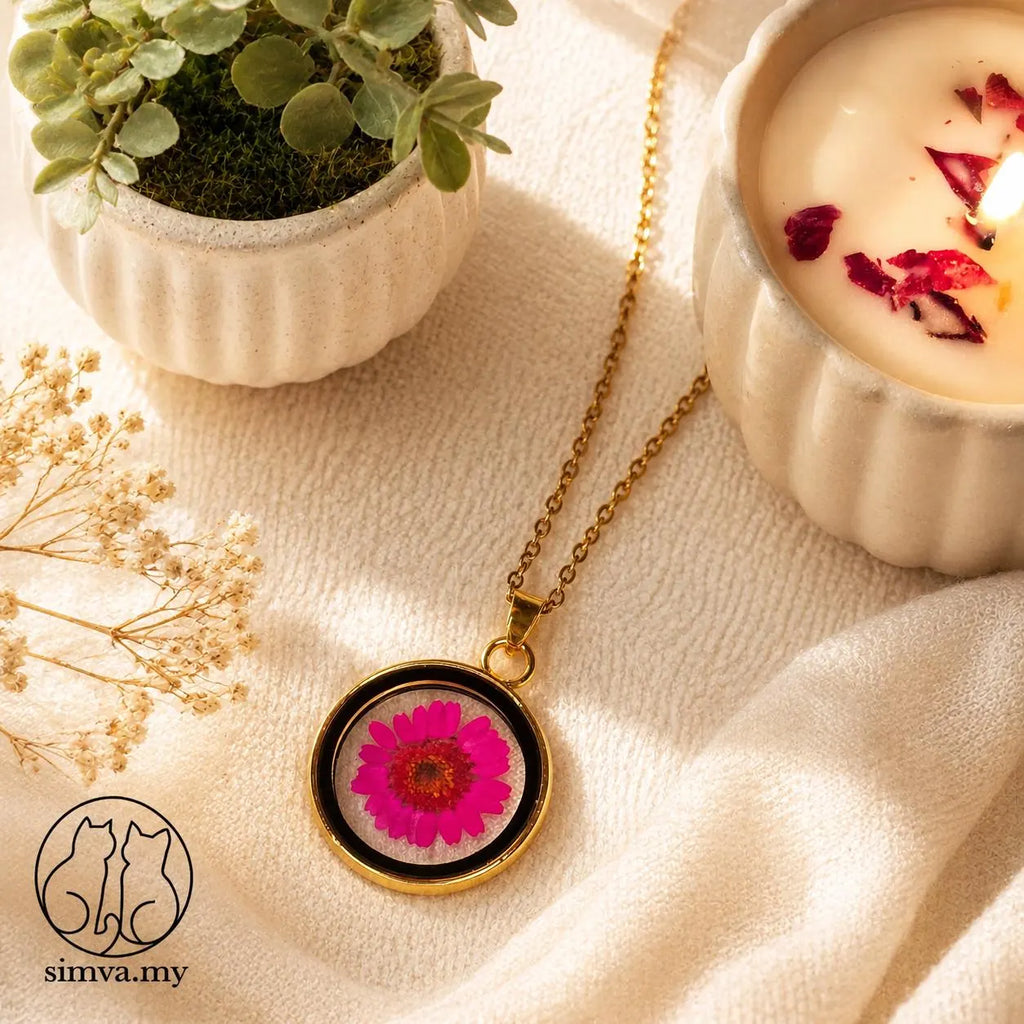 Real Pressed Flower Resin Necklace, Handmade Botanical Pendant, Clover or Zinnia Jewelry, Gift for Her