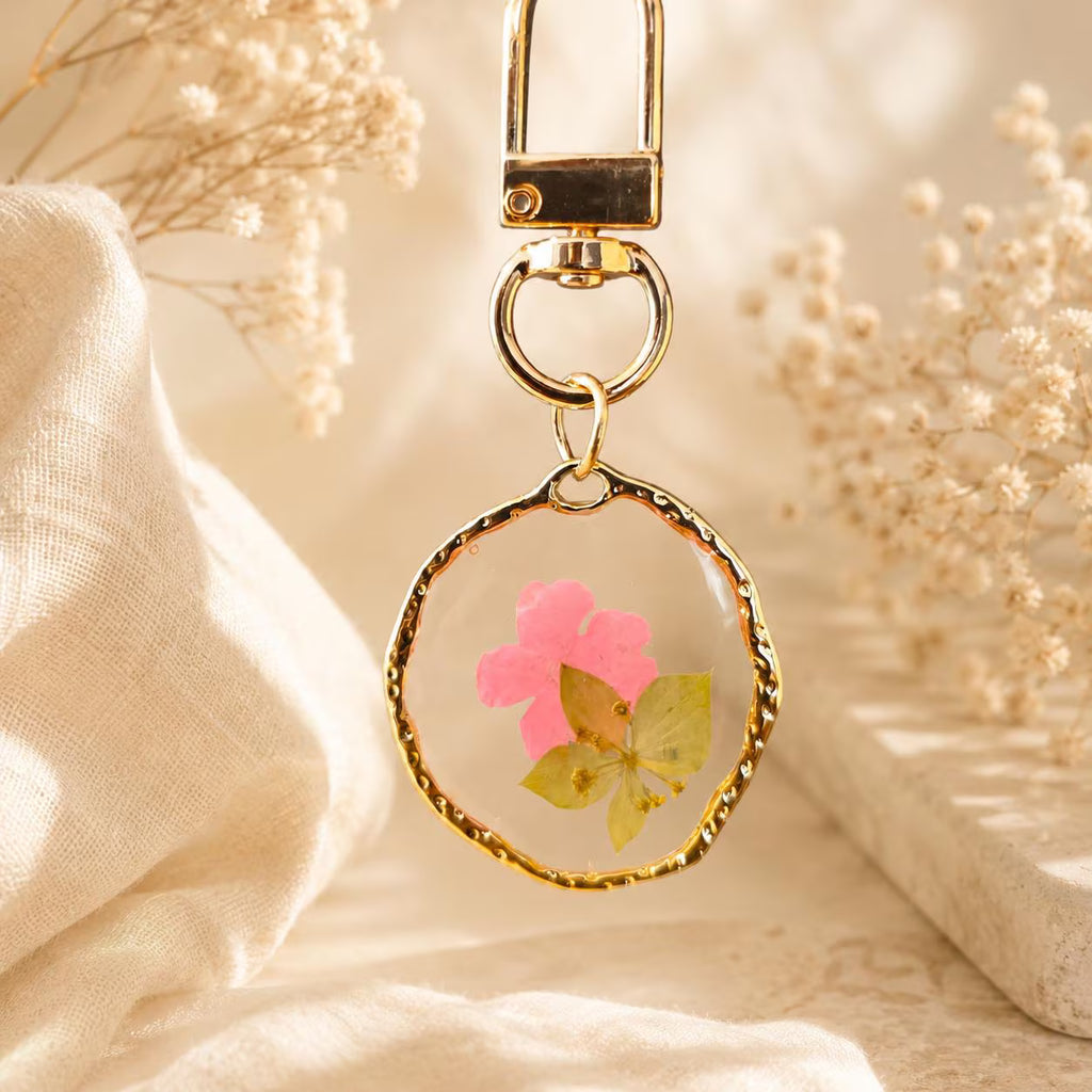 Dried Flower Resin Keychain, Pressed Daisy Flower Aesthetic Bag Charm, Handmade Floral Gift for Her, Mom or Best Friend